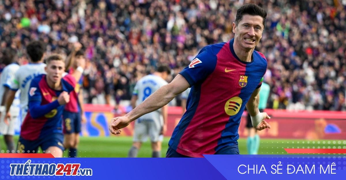 Cầu thủ Alavés và Osasuna trong một pha tranh chấp bóng quyết liệt